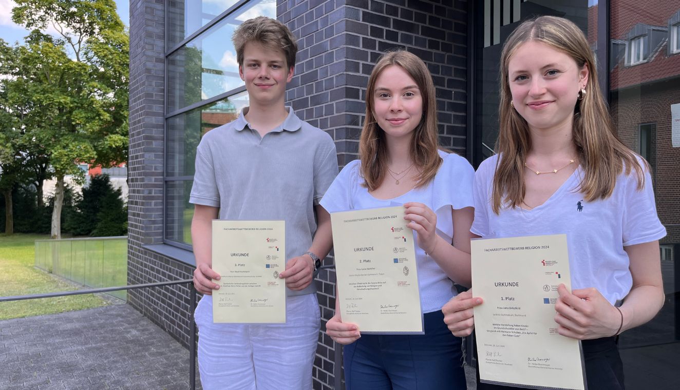 Luisa W. (2. Platz, Mitte) gehört zu dne Ausgezeichneten des diesjährigen Facharbeitswettbewerbs Religionslehre